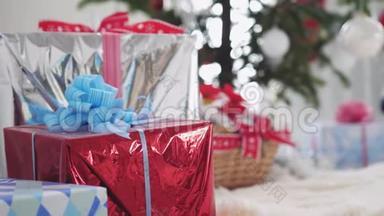 时尚的礼品盒和装饰模糊的杉树和圣诞老人的背景。 慢动作。 3840x2160